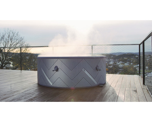 Uppblåsbar rund bubbelpool med geometriskt mönster på en träterrass