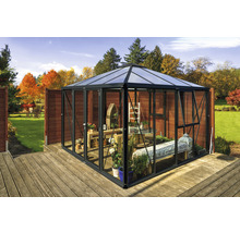 Växthus med glasväggar och aluminiumram i trädgården