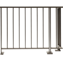 Metallstaket med vertikala stolpar för utomhusbruk