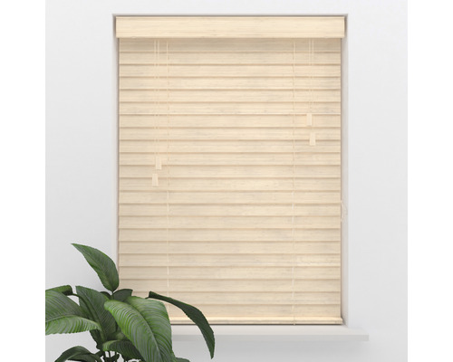 Träpersienn framför ett fönster för ljusreglering