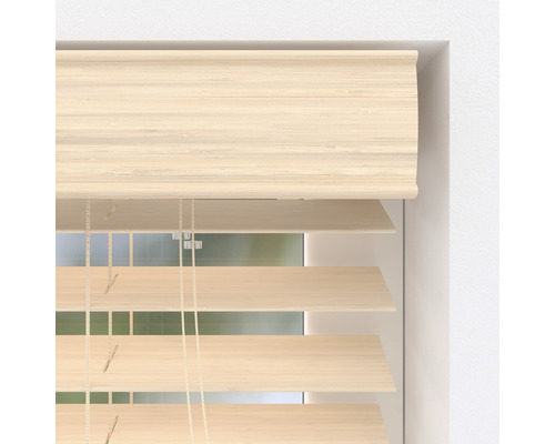 Träpersienn i fönstret för inomhusbruk