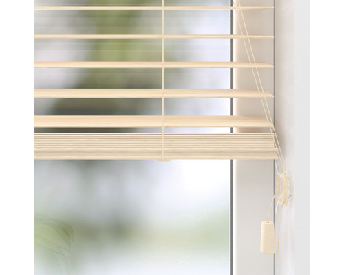 Stängd persienn vid fönstret för ljusreglering