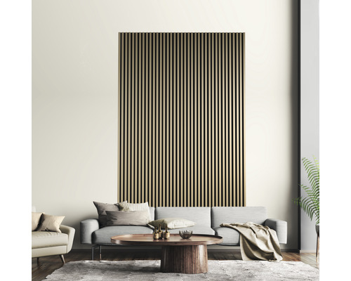 Vardagsrum med träpanelvägg, soffa och soffbord.