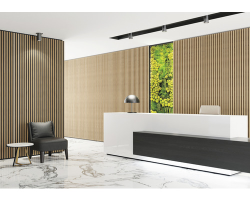 Reception med träpaneler, reception, sittplatser och marmorgolv