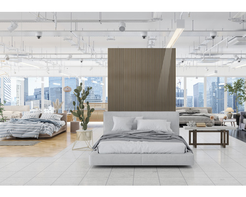 Ljusa sängar i ett rymligt sovrum med akustikpaneler