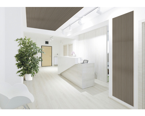 Ljus reception med lamellpanel i trä i tak och på väggar, reception och krukväxt
