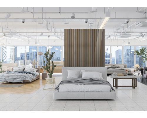 Showroom med sängar i olika utföranden framför fönster med skyline