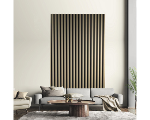 Vardagsrum med akustikpanel på väggen, soffa, fåtölj och soffbord.