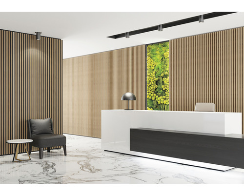 Reception med träpaneler, reception, sittplats och marmorgolv