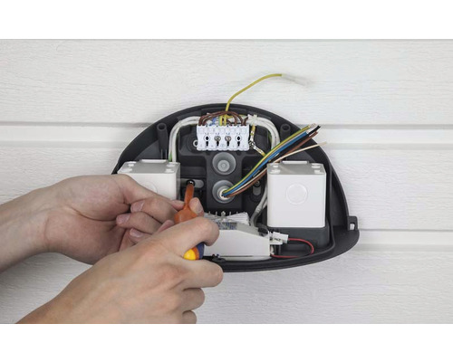 Installation av en utomhuslampa med skruvmejsel