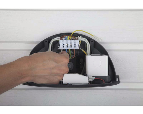 Installation av en laddstation för elfordon med elektriska ledningar och anslutningsklämmor