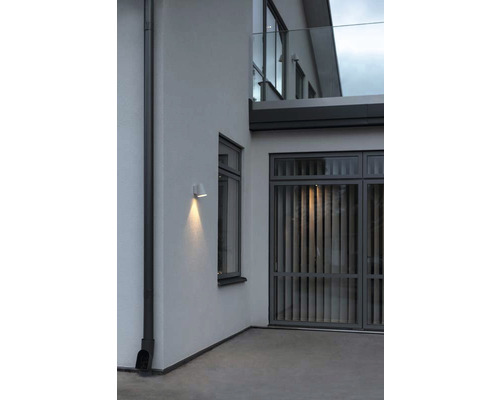 Exteriör av ett modernt hus med en utomhusvägglampa