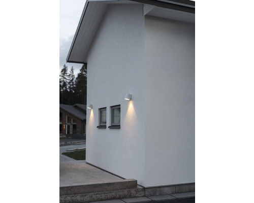 Exteriör av ett hus med två vägglampor för utomhusbruk