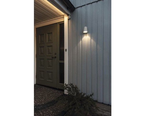 Belyst entré med ytterdörr och utomhuslampa på husväggen