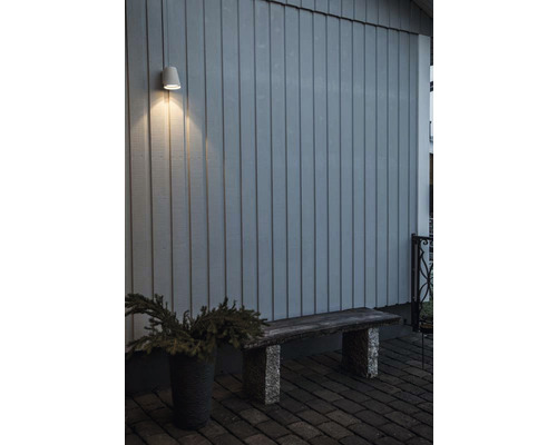 Uteplats med vägglampa, bänk och blomlåda