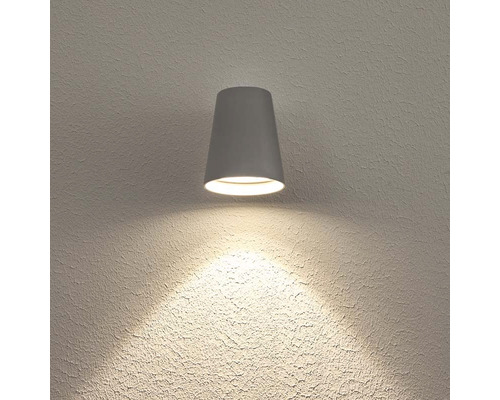 Grå vägglampa på en vägg