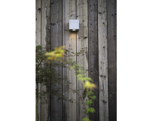 Fyrkantig vägglampa på en trävägg