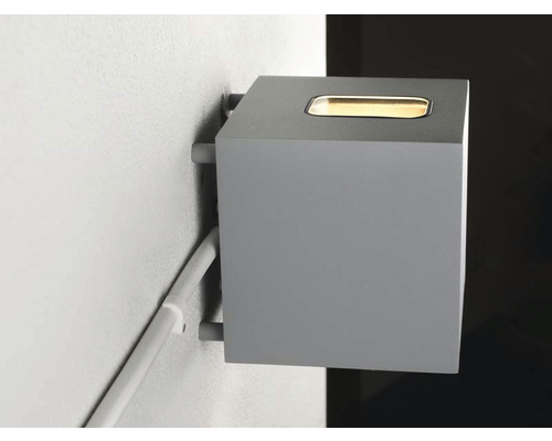 Fyrkantig vägglampa på en vägg med kabel