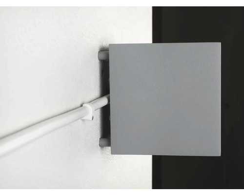 Detaljvy av en väggmonterad handdukshållare