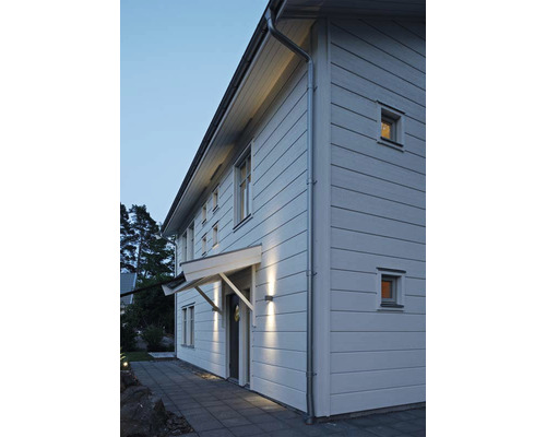 Exteriörvy av tvåvåningshus med träfasad och stuprör