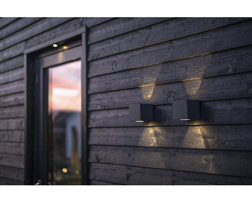 Fasad med två kvadratiska vägglampor