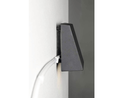 Vägglampa med kabel monterad på väggen