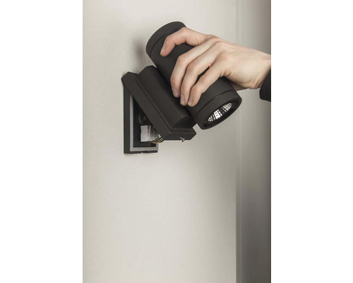 Installation av dubbelstrålkastare vägglampa