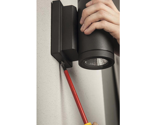 Installation av en vägglampa med en skruvmejsel