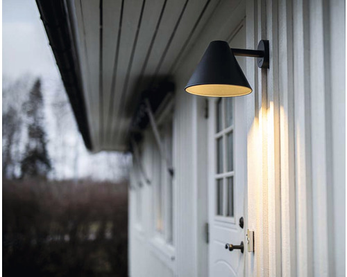 Mörk yttervägglampa på träfasad