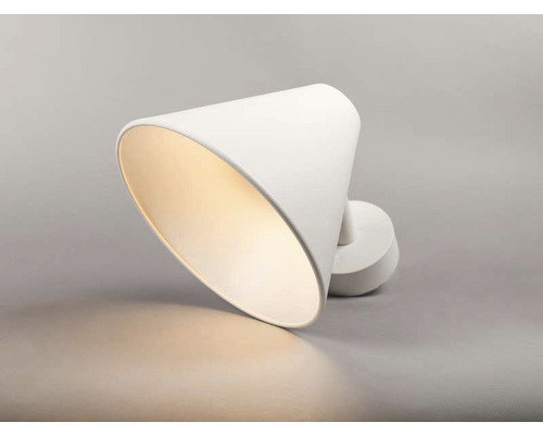 Vit vägglampa i konisk design