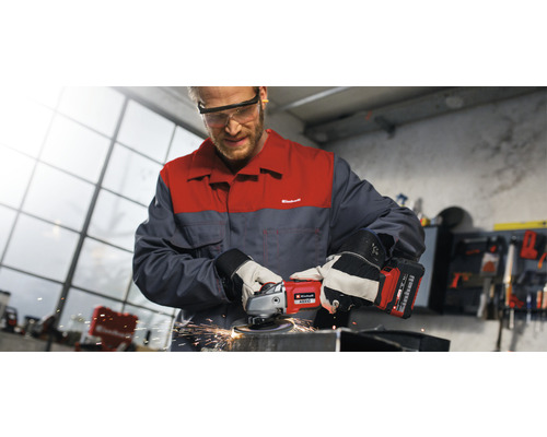 Hantverkare använder en Einhell batteridriven vinkelslip för att slipa metall.