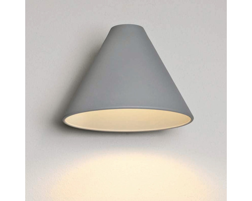 Grå konisk vägglampa på väggen