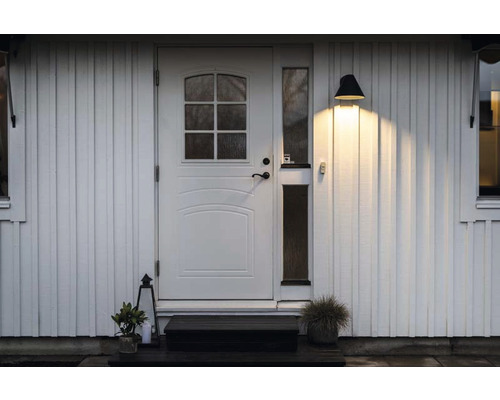 Vit ytterdörr med fönster och utomhuslampa på vit träfasad