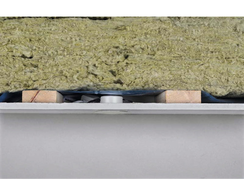 Detaljvy av mineralull för isolering mellan träbjälkar