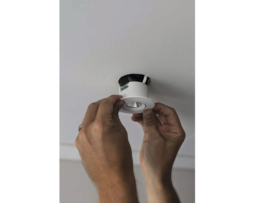 Installation av en rund LED-spotlight för tak