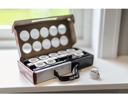 Förpackning med fästklämmor för trädäcksbrädor och matchande täckkåpor