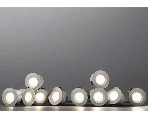 Flera infällda spotlights ligger på en plan yta.