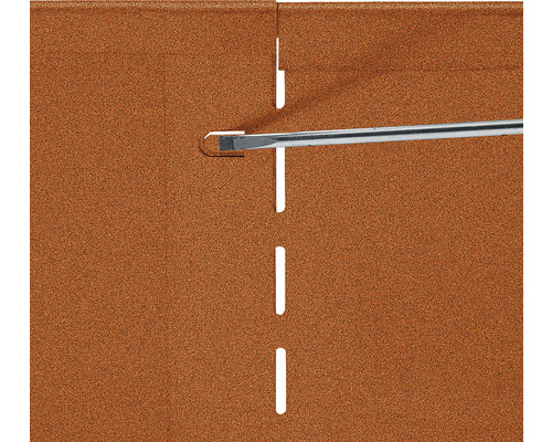 Detaljvy av spont och not med skruvmejsel.