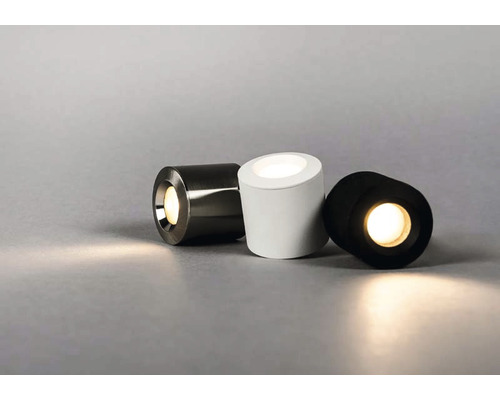 Tre markinfällda strålkastare i olika versioner