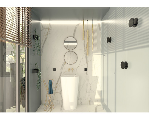 Modernt badrum med fristående handfat, speglar och handdukshängare