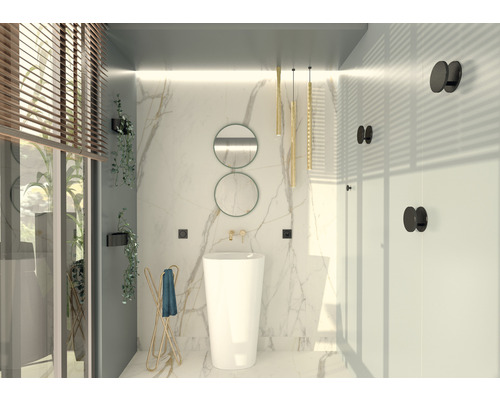 Ljust badrum med fristående handfat, speglar och handdukshållare