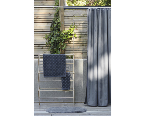 Uteplats med duschdraperi, handdukstork och badrumsmatta