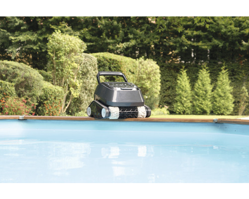 Poolrengöringsrobot på poolkanten