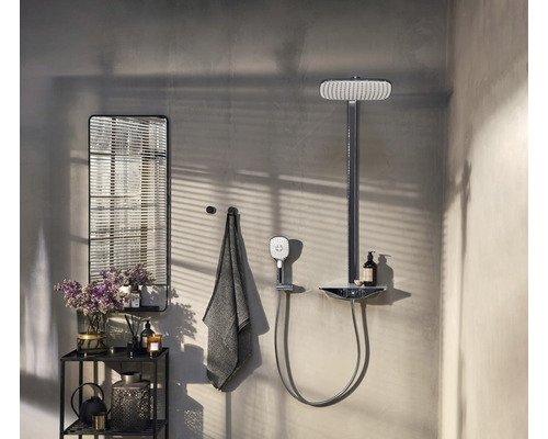 Badrum med takdusch, handdusch, hylla och spegel