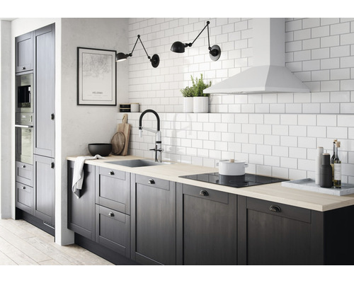 Köksvy med diskho, spis, kran, fläkt och skåp