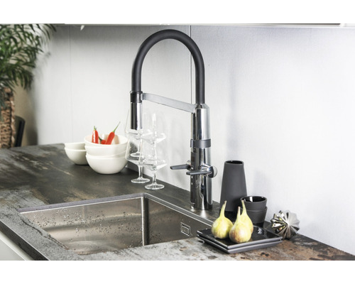 Diskho med svart vattenkran och förvaringsutrymme