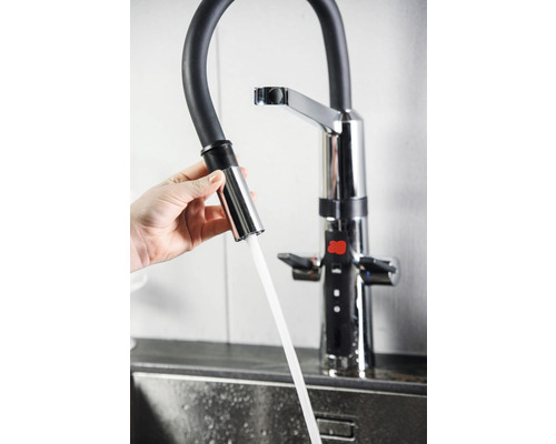 Köksblandare med utdragbar dusch i bruk ovanför en diskho