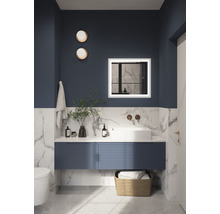 Badrum med handfat, spegel med belysning, handduk och dekoration