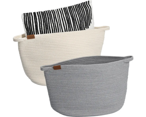 Två flätade förvaringskorgar av textil, en med kudde