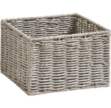 Fyrkantig korg av flätat material